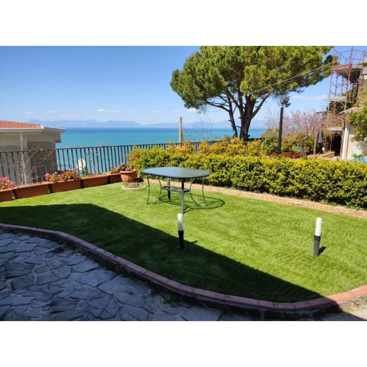 Decorative synthetic grass covering with 20mm yarn. 60 m² roll